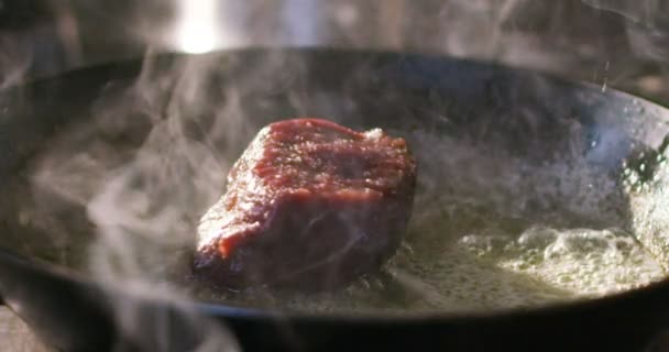 若い専門家料理イタリア肉フィレ肉グルメのイタリア伝統の鍋に牛フィレ肉牛肉 — ストック動画