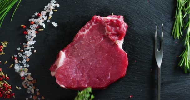 Belo Bife Suculento Carne Fresca Uma Mesa Com Sal Alecrim — Vídeo de Stock