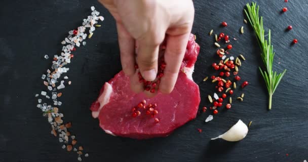 Krásné Šťavnaté Maso Steak Stůl Sůl Rozmarýn Česnek Rajče Černém — Stock video