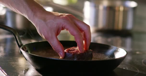 Ένας Μικρός Expert Μαγειρέψουν Ένα Μοσχαρίσιο Φιλέτο Στο Τηγάνι Την — Αρχείο Βίντεο
