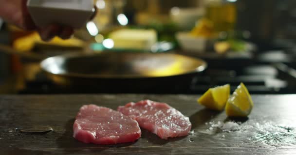 Κοντινό Κομμάτι Του Σεφ Προσθέτοντας Αλάτι Στο Κρέας Στο Τραπέζι — Αρχείο Βίντεο