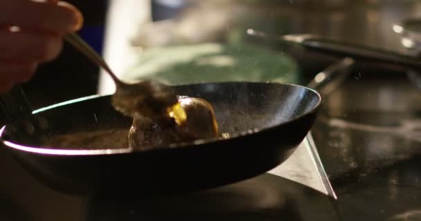 Ένας Μικρός Expert Μαγειρέψουν Ένα Μοσχαρίσιο Φιλέτο Στο Τηγάνι Την — Αρχείο Βίντεο