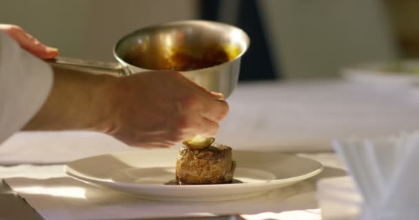 Ein Junger Experte Kocht Ein Rinderfilet Der Pfanne Der Italienischen — Stockvideo