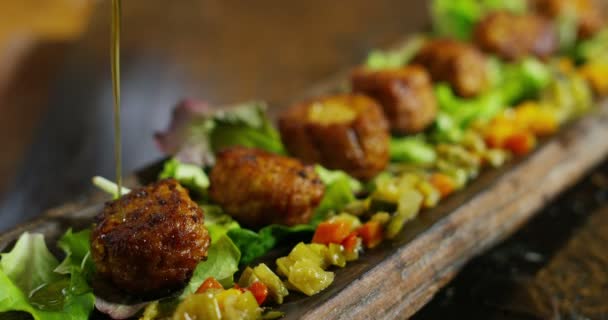 Primer Plano Del Vertido Aceite Sobre Carne Las Verduras — Vídeo de stock