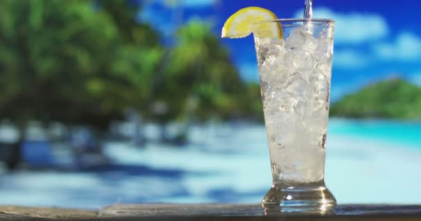 Verter Cóctel Alcoólico Cerca Del Mar Fondo Isla Tropical Cámara — Vídeo de stock