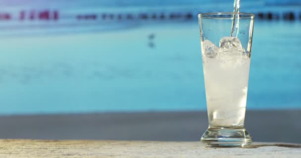 Derramando Cocktail Não Alcoólico Perto Mar Fundo Ilha Tropical Câmera — Vídeo de Stock