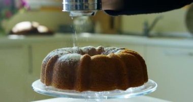 Şefin pastaüzerine pudra serpmesini yakınlaş