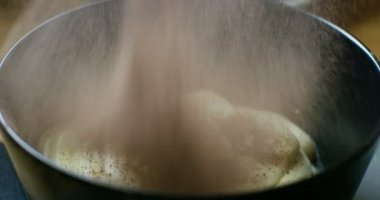 Deneyimli bir aşçı bir tiramisu hazırlar ve bir toz kakao tozu üzerinde pastayla bitirmek adl. Konsept: Restoran, diyet, tatlılar, yemek.