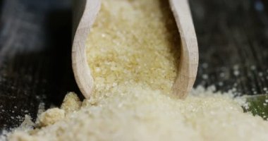 Şeker kamışı, kesme şeker ve ham granül şeker bir kompozisyon bir makro çekim. Konsept: bir tatlandırıcı, doğa, enerji, meyve suları ve içecekler.