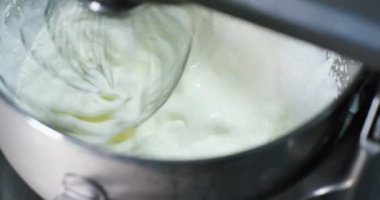 Lezzetli beyaz krema şeker, beyaz arka plan üzerinde yapım profesyonel fabrikasında makine kıpırdanırken. Konsept: tatlılık, krema, çikolata, pasta, kek, dondurma, lezzetli hava, gurme, hamur üretimi
