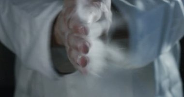 Profesyonel aşçı ellerini çırpıyor ve pudra sinekleri, un. Konsept: Tatlı turta hamuru, gurme, saf ürün, pişirme, restoranlarda çalışma, güzel ürünler pişirme