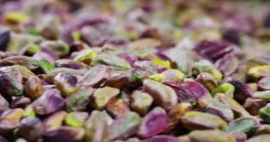 Adam dokunur renkli temizlenmiş fıstık, yeşil, mor, sarı. Kavram: 