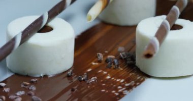 Beyaz arka planda çikolata ile tatlı yakın