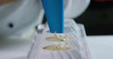 Aşçı nın tatlıları doldurması