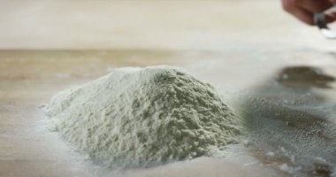 Süper ağır çekim makro ekmek masanın üzerine düşen un (ekstra yakın)