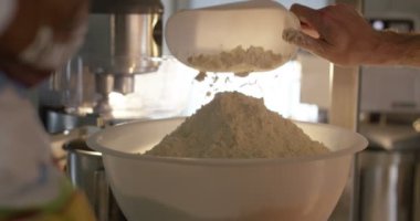 Süper ağır çekim makro ekmek masanın üzerine düşen un (ekstra yakın)