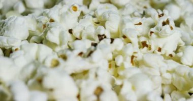 tuzlu ve tuzsuz mısır patlamış mısır dokusuna makro çekim. Sırasında bir film Sinemada patlamış mısır yiyeceğiz. Aşk, sinema, film, lokanta kavramı