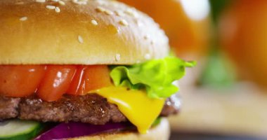 hamburger soğan, domates, yeşil salata ve soslar ile video