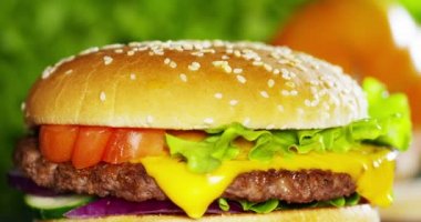hamburger soğan, domates, salatalık yeşil salata ve soslar ile video