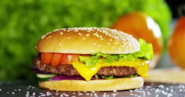 soğan, domates, yeşil salata ve soslar ile Amerikan hamburger video