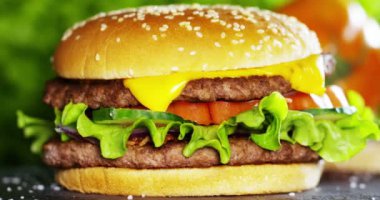 hamburger soğan, domates, yeşil salata ve soslar ile video