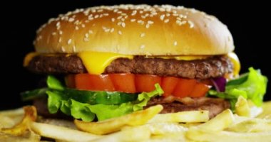 hamburger soğan, domates, yeşil salata ve soslar ile video
