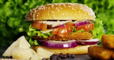 hamburger soğan, domates, yeşil salata ve soslar ile video