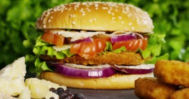 hamburger ile soğan, domates, yeşil salata ve soslar, gıda tanıtım video