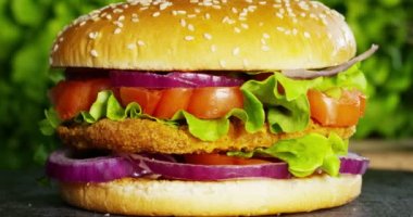 hamburger soğan, domates, yeşil salata ve soslar ile video reklam