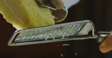 Parmesan peyniri ızgara Şef ağır çekim video