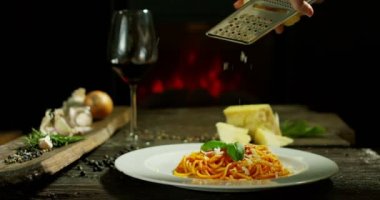 Aşçı rende Parmesan peyniri, ağır çekim, tipik İtalyan peyniri, Taze demlenmiş sadece tabakta. Konsept: İtalyan mutfağı, peynir, Restoran ve gıda.