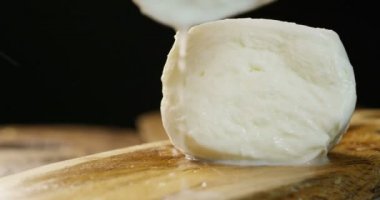 makro çekim bir taze İtalyan mozzarella di bufala ve biyografi kırmızı domates ve fesleğen ile süt ve arka plan dolu. Konsept: süt, taze, pizza, İtalyanca.