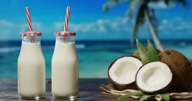 Arka plan beyaz duvarlar, kavramı üzerine lezzetli taze besleyici Hindistan cevizi milkshake: yararlı, vitamini, biyo, protein.