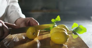 yavaş çekim video, bıçak ile ahşap tahta üzerinde limon kırpma şef kırpılmış görüntü