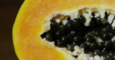 Natürmort iplik ile dilimlenmiş beyaz arka plan kesme 4 k üzerinde izole papaya (makro kapat)