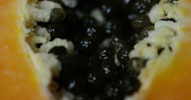 Natürmort iplik ile dilimlenmiş beyaz arka plan kesme 4 k üzerinde izole papaya (makro kapat)