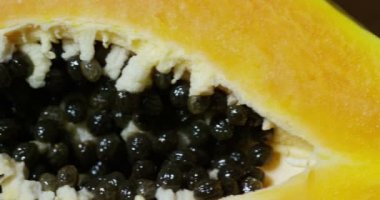 Natürmort iplik ile dilimlenmiş beyaz arka plan kesme 4 k üzerinde izole papaya (makro kapat)
