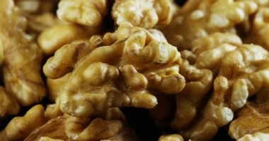 Makro çekim bir ceviz. Konsept: Kuruyemiş, uçucu yağlar, sağlık ve vücut bakımı