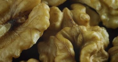 Makro çekim bir ceviz. Konsept: Kuruyemiş, uçucu yağlar, sağlık ve vücut bakımı