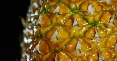 yakın, kısmi görüş video siyah arka plan üzerine taze ananas