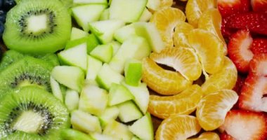 taze meyve kompozisyon, çilek, elma, yaban mersini, ahududu, kivi, portakal ile karıştırın. Yaz aylarında yemek için taze ve egzotik tropik meyve salatası. Renkler, tazelik, vitaminler ve tat patlama