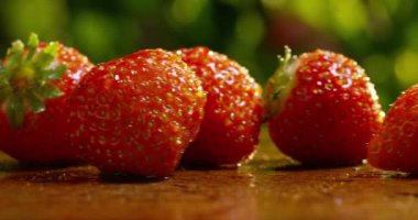 ahşap masa yüzeyi taze kırmızı çilek video 