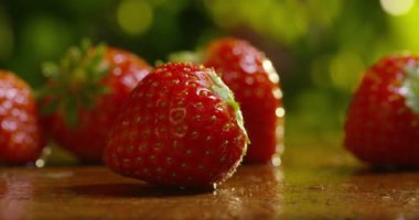 ahşap masa yüzeyi taze kırmızı çilek video 