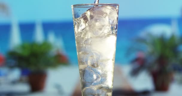 Derramando Cocktail Não Alcoólico Perto Mar Fundo Ilha Tropical Câmera — Vídeo de Stock