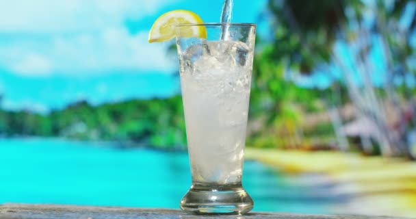 Verter Cóctel Alcoólico Cerca Del Mar Fondo Isla Tropical Cámara — Vídeos de Stock