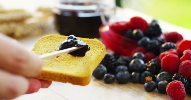 Mão Jovem Manhã Para Café Manhã Espalha Frutos Vermelhos Orgânicos — Vídeo de Stock