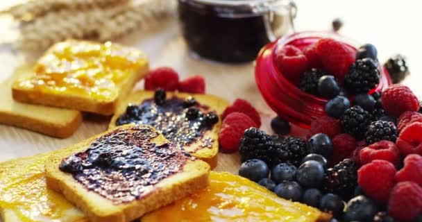 Mão Jovem Manhã Para Café Manhã Espalha Frutos Vermelhos Orgânicos — Vídeo de Stock