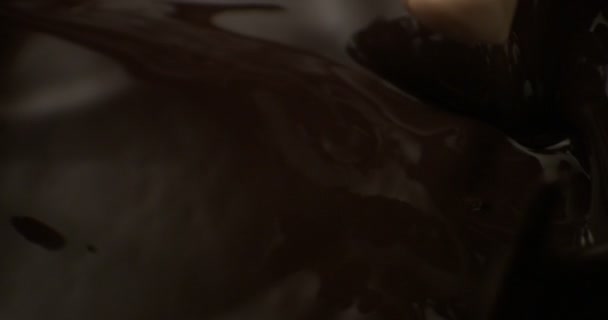 Hazelnoten Vallen Chocolade Fondant Melk Gedronken Slow Motion — Stockvideo