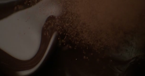 Hazelnoten Vallen Chocolade Fondant Melk Gedronken Slow Motion — Stockvideo