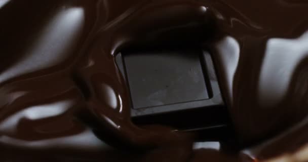 超级慢动作的热巧克力滴失败在 的餐厅厨房鞭打酱 宏关闭 — 图库视频影像